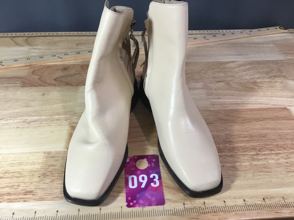 Sam Edelman Women's 5 Ivory Patent Leather Side Zip Square Toe Chelsea Boots